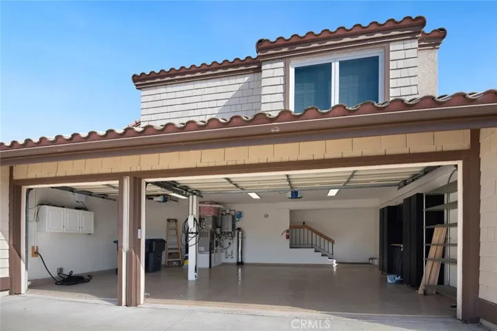 Three Car garage. EV Charging​​‌​​​​‌​​‌‌​​‌​​​‌‌​​​‌​​‌‌​​‌‌​​‌‌​​​​ available