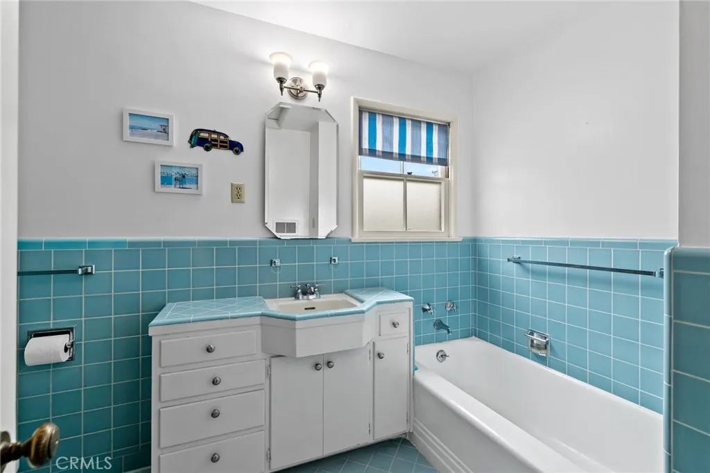 Upstairs Full Bathroom