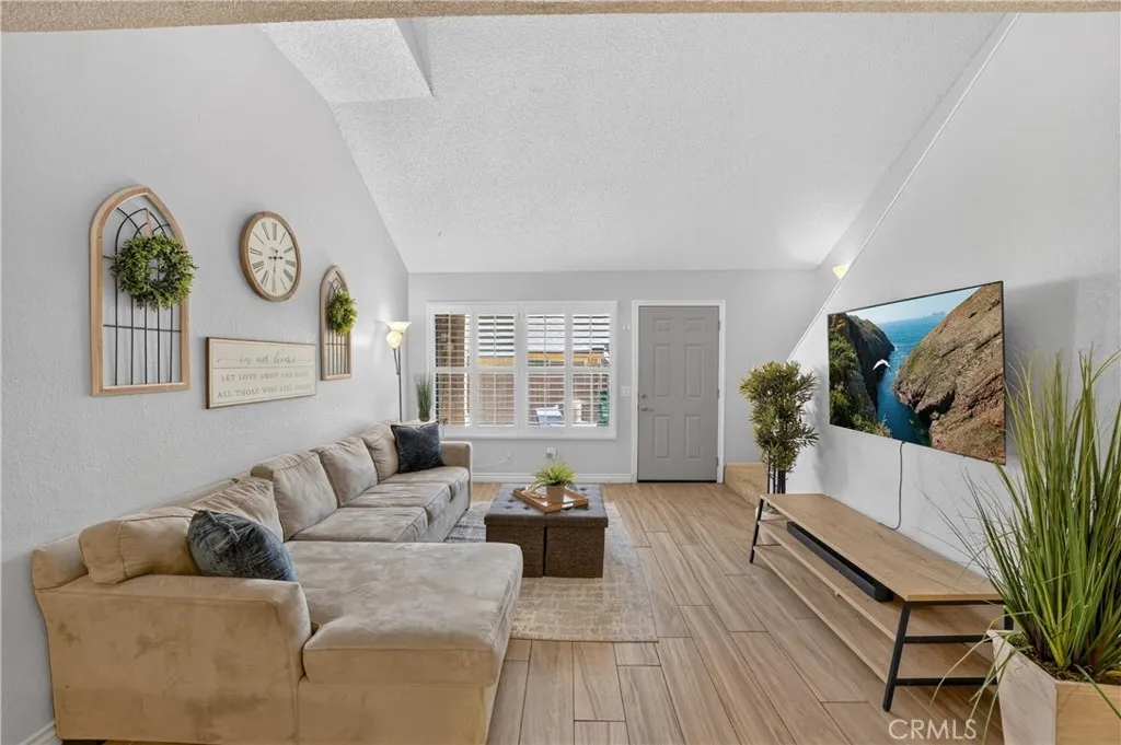435 W 9th B3, Upland, California 91786 — photo 4