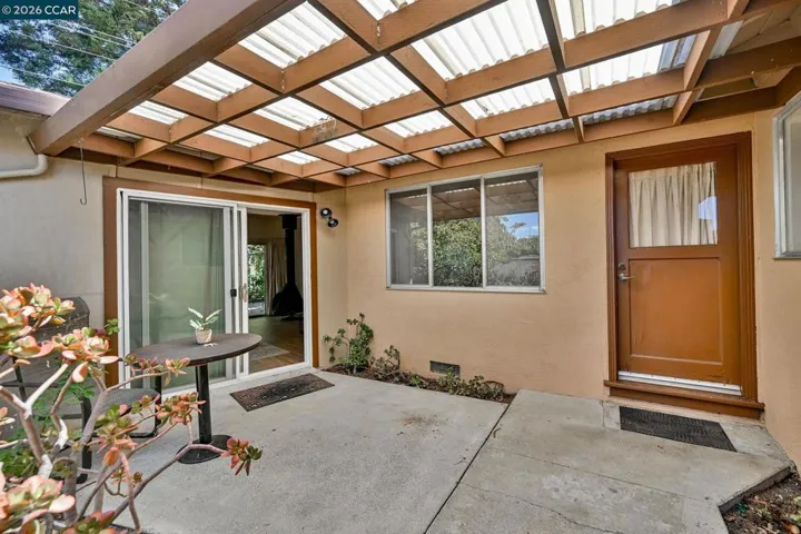 The detached ADU with its own private entrance and patio provides outstanding flexibility. for multigenerational. living, guest, or income producing opportunities.