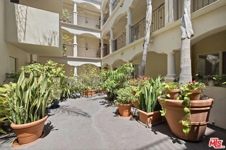 1838 Westholme Avenue 203, Los Angeles, California 90025