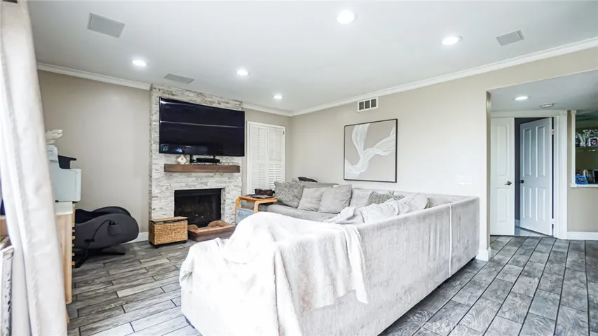 Family room connect to Kitchen