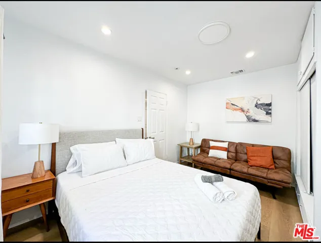 239 S Doheny Drive, Beverly Hills, California 90211