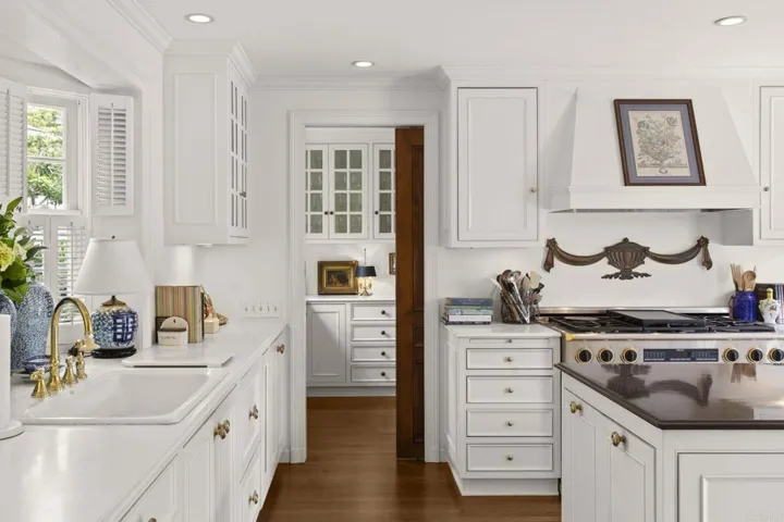 7716 Lookout Drive, La Jolla, California 92037
