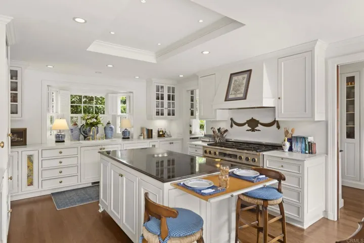 7716 Lookout Drive, La Jolla, California 92037