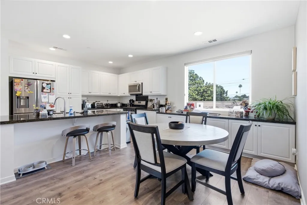 Sit down dining as well as breakfast bar