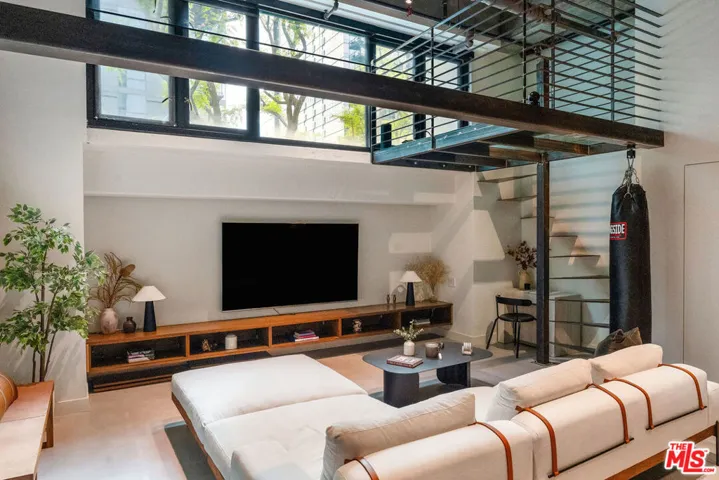 330 W 11th Street 104, Los Angeles, California 90015