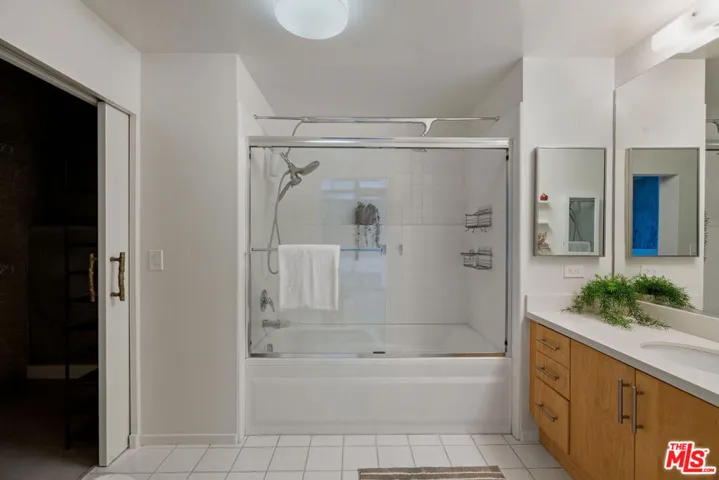 330 W 11th Street 104, Los Angeles, California 90015