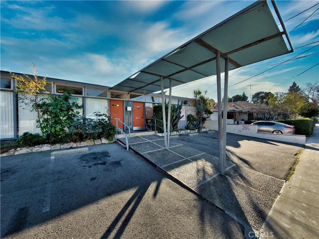 1126 N Flower