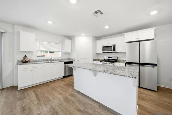 1255 Universal Way, Hemet, California 92543