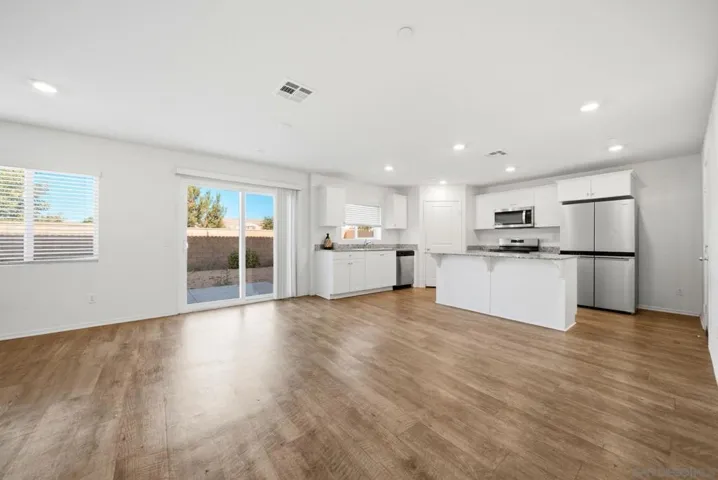 1255 Universal Way, Hemet, California 92543