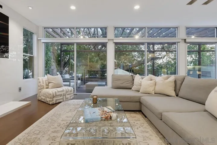 1306 Salisbury Rd, La Canada Flintridge, California 91012
