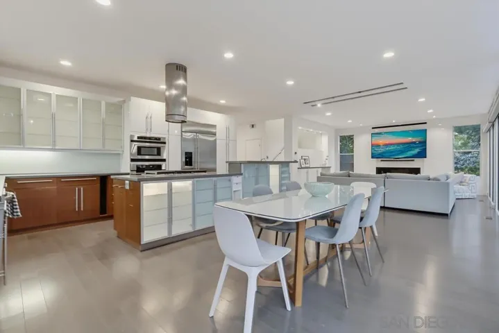 1306 Salisbury Rd, La Canada Flintridge, California 91012