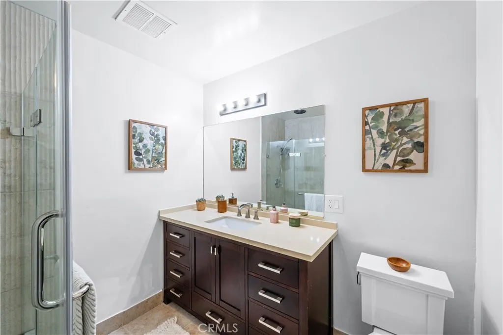 2nd bathroom hallway