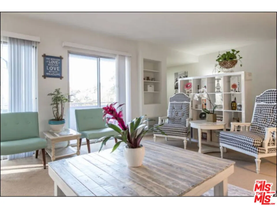 Living Room-previous tenant