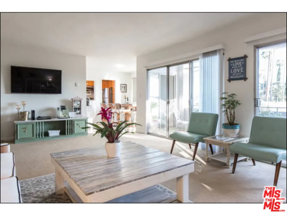 Living Room-previous tenant