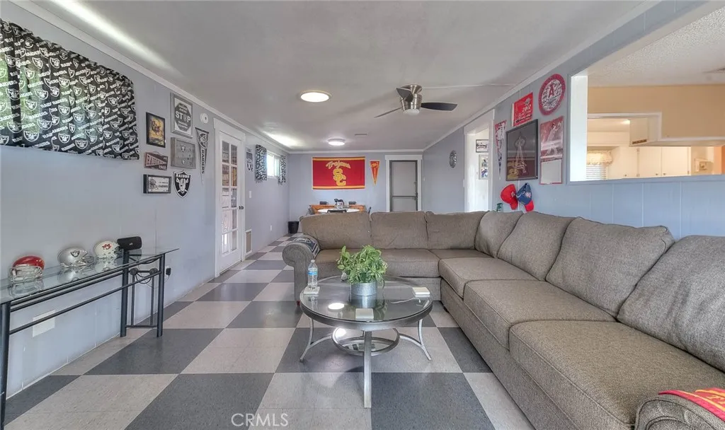 Family room 4
