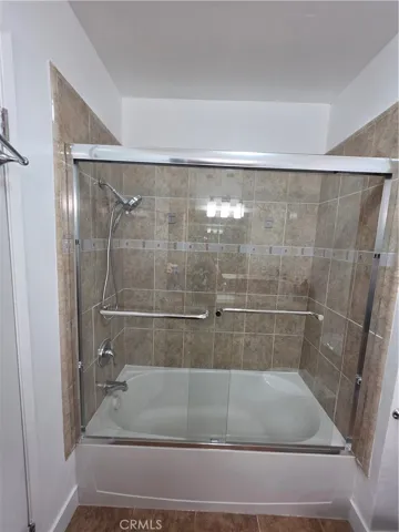 2nd Bathroom Shower and Tub