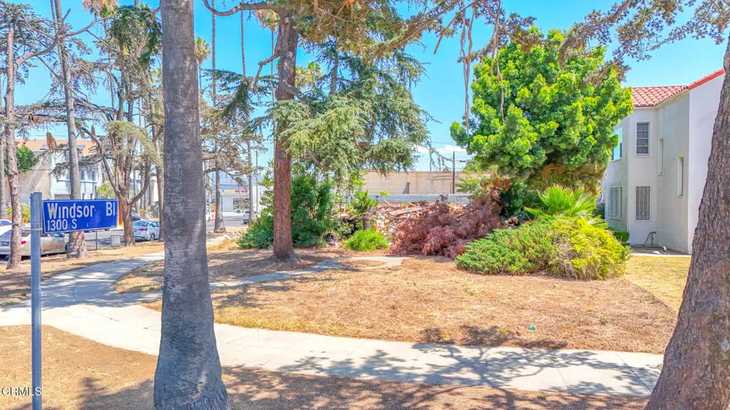 4357 Victoria Park