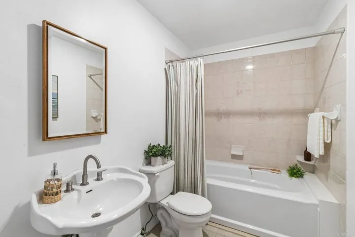 916 Sunset Dr, Vista, California 92081