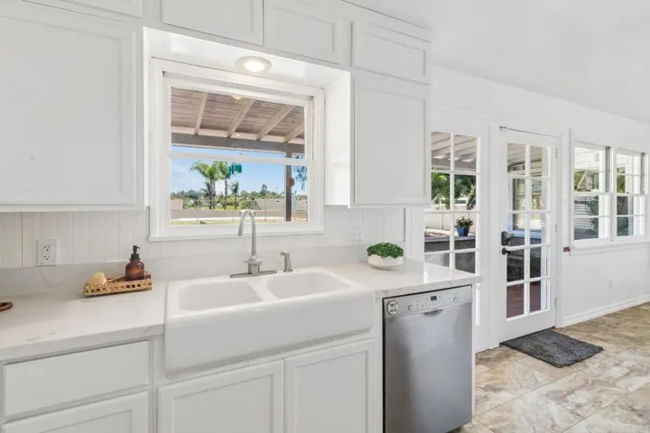 916 Sunset Dr, Vista, California 92081