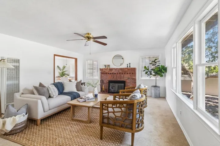 916 Sunset Dr, Vista, California 92081