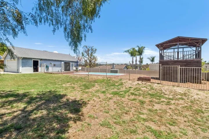 916 Sunset Dr, Vista, California 92081