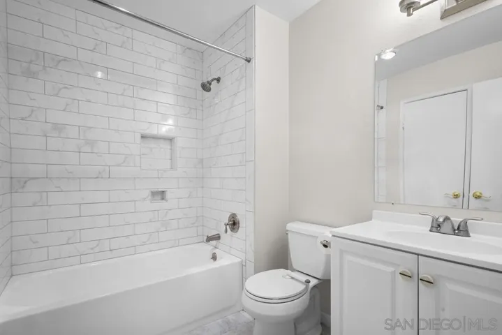 5575 Caminito Roberto, San Diego, California 92111