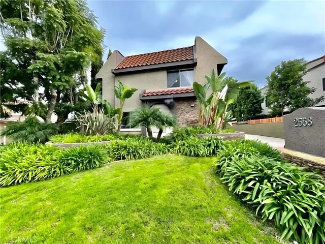 2558 Orange Avenue F, Costa Mesa, California 92627