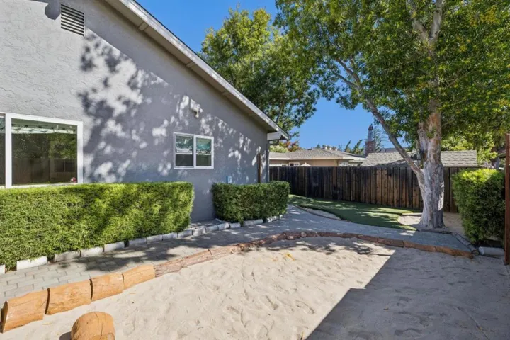 3131 Alameda De Las Pulgas, Menlo Park, California 94025
