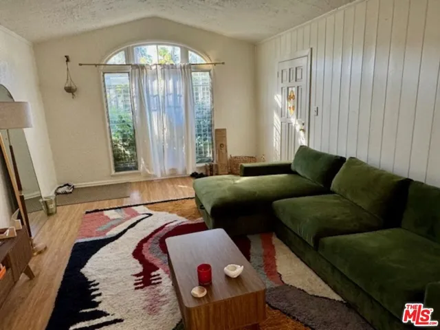 942 Havenhurst Drive, West Hollywood, California 90046