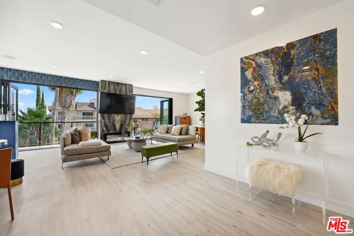 137 N Doheny Drive 1, West Hollywood, California 90048