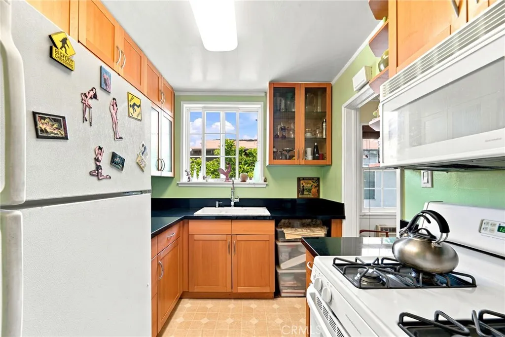 Kitchen lots of sunshine