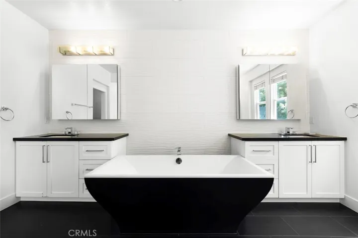 Make 19 a DONE DEAL!  5 beds, 4 full baths, guest suite downsturs, 3500 square feet at end of cul de sac.
