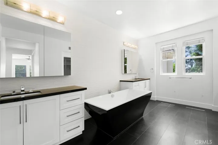 Make 19 a DONE DEAL!  5 beds, 4 full baths, guest suite downsturs, 3500 square feet at end of cul de sac.