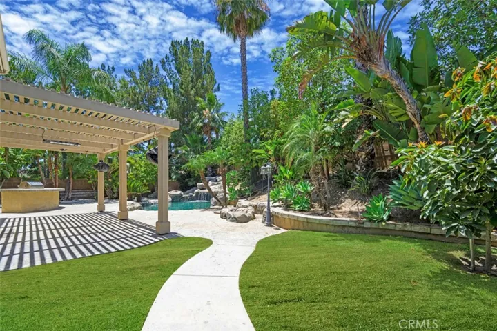 Make 19 a DONE DEAL!  5 beds, 4 full baths, guest suite downsturs, 3500 square feet at end of cul de sac.