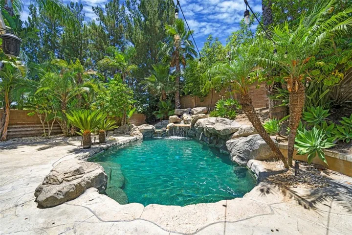 Make 19 a DONE DEAL!  5 beds, 4 full baths, guest suite downsturs, 3500 square feet at end of cul de sac.