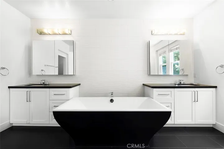 Make 19 a DONE DEAL!  5 beds, 4 full baths, guest suite downsturs, 3500 square feet at end of cul de sac.