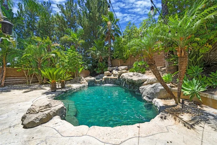 Make 19 a DONE DEAL!  5 beds, 4 full baths, guest suite downsturs, 3500 square feet at end of cul de sac.