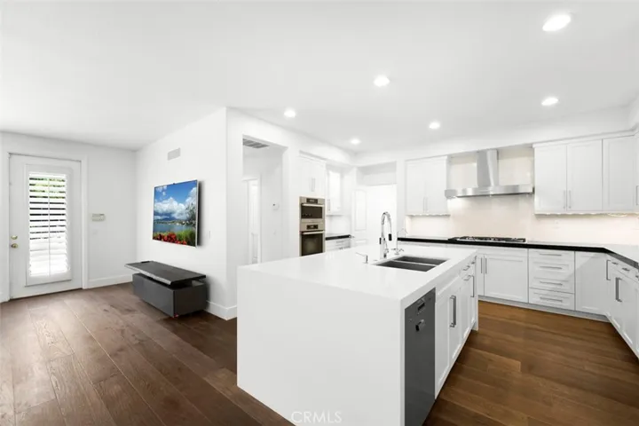 Make 19 a DONE DEAL!  5 beds, 4 full baths, guest suite downsturs, 3500 square feet at end of cul de sac.