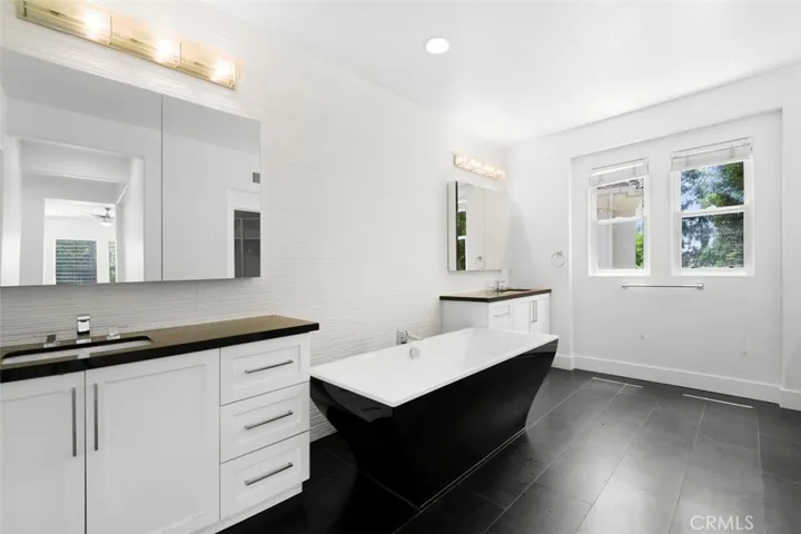 Make 19 a DONE DEAL!  5 beds, 4 full baths, guest suite downsturs, 3500 square feet at end of cul de sac.