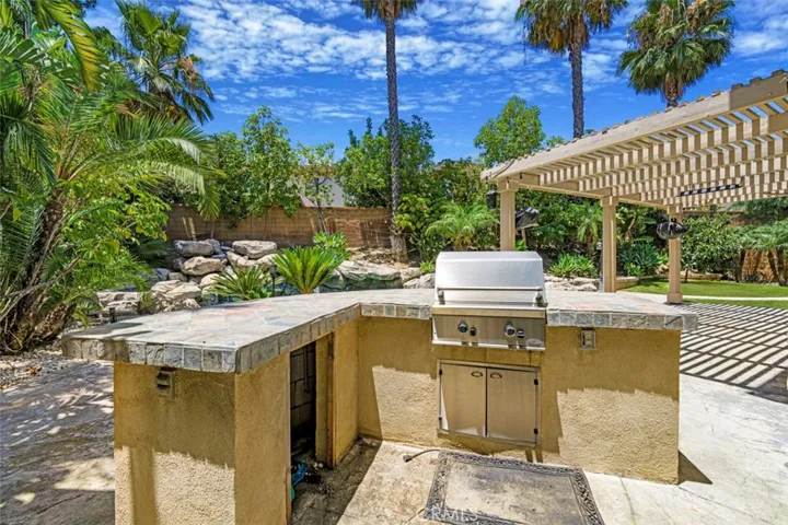 Make 19 a DONE DEAL!  5 beds, 4 full baths, guest suite downsturs, 3500 square feet at end of cul de sac.