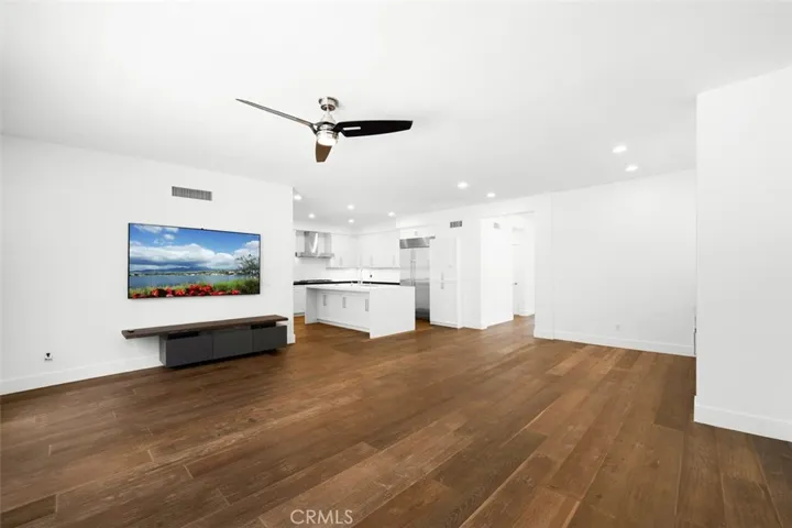 Make 19 a DONE DEAL!  5 beds, 4 full baths, guest suite downsturs, 3500 square feet at end of cul de sac.