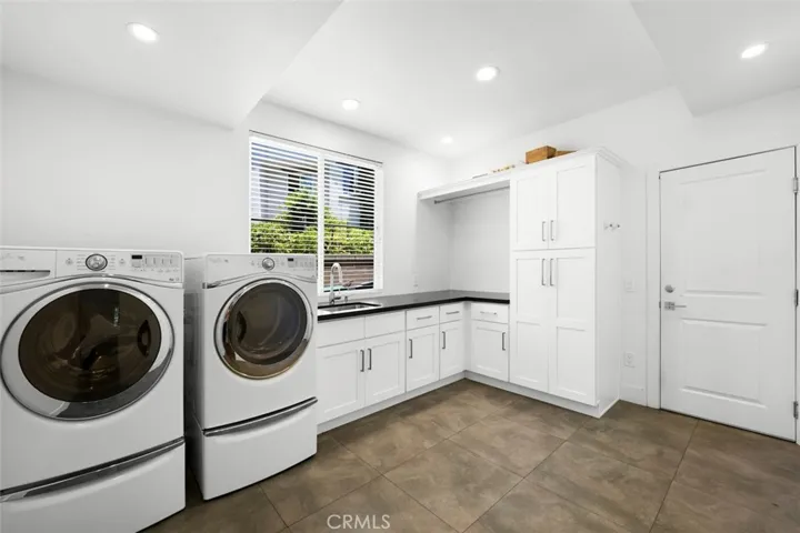 Make 19 a DONE DEAL!  5 beds, 4 full baths, guest suite downsturs, 3500 square feet at end of cul de sac.