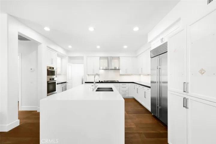 Make 19 a DONE DEAL!  5 beds, 4 full baths, guest suite downsturs, 3500 square feet at end of cul de sac.