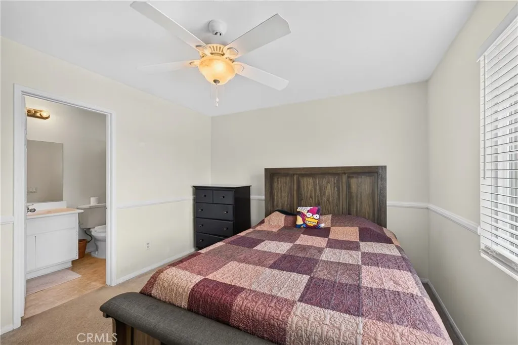 Guest room with its bathroom