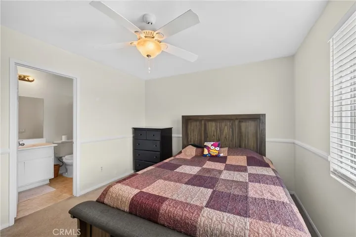 Guest room with its bathroom