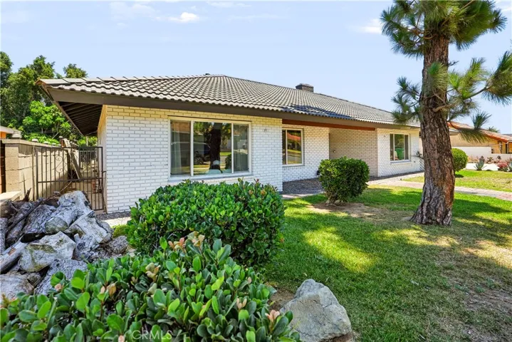 1033 Alta Loma, Corona, California 92882