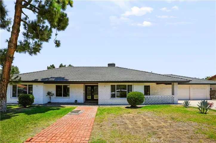 1033 Alta Loma, Corona, California 92882