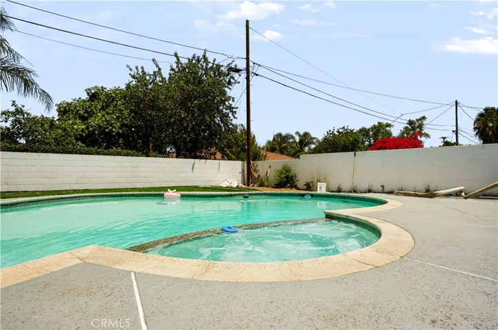 1033 Alta Loma, Corona, California 92882